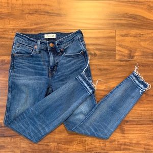 9” Mid-Rise Skinny: Patched Knee and Raw-Hem